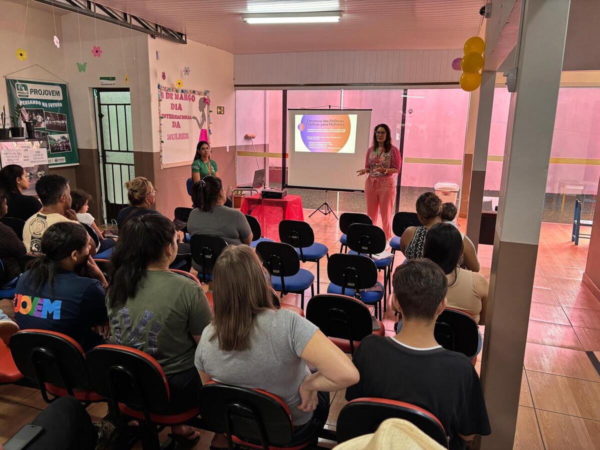 A ação foi realizada nesta quarta-feira (11) e contou com palestra sobre respeito, serviços, e combate à violência contra a mulher