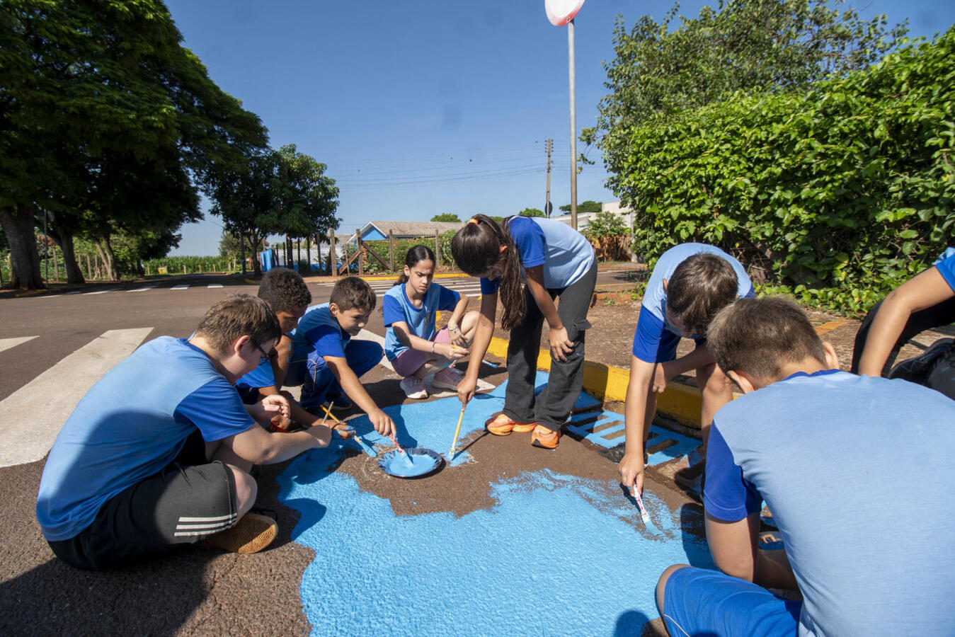Alunos do Cmei Cleusi Aparecida Berger e da Escola Municipal São Francisco de Assis realizaram pintura artística de bueiros próximos às instituições