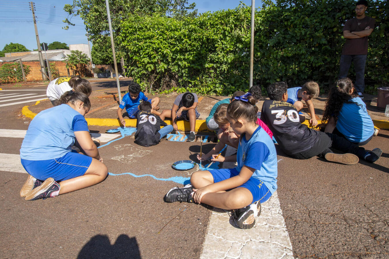 Alunos do Cmei Cleusi Aparecida Berger e da Escola Municipal São Francisco de Assis realizaram pintura artística de bueiros próximos às instituições