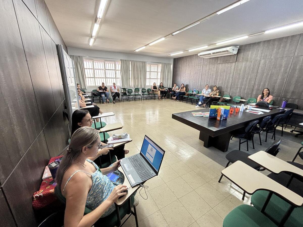 Cerca de 25 professores da rede de ensino no município participaram nesta terça-feira (3) de uma formação voltada a incentivar a criatividade das crianças