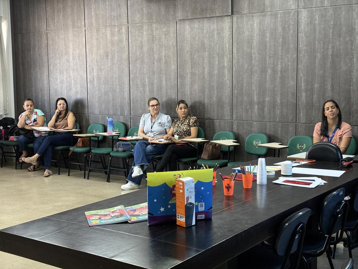 Cerca de 25 professores da rede de ensino no município participaram nesta terça-feira (3) de uma formação voltada a incentivar a criatividade das crianças