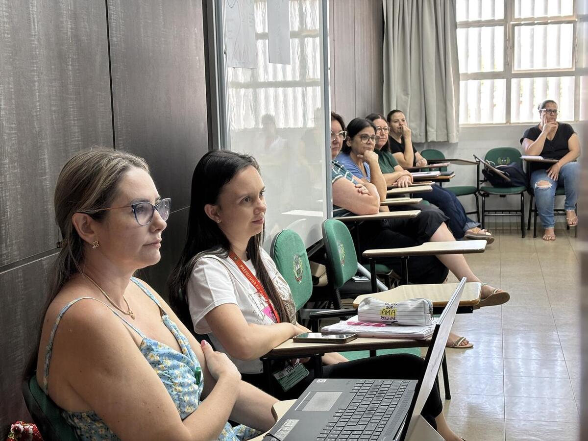 Cerca de 25 professores da rede de ensino no município participaram nesta terça-feira (3) de uma formação voltada a incentivar a criatividade das crianças