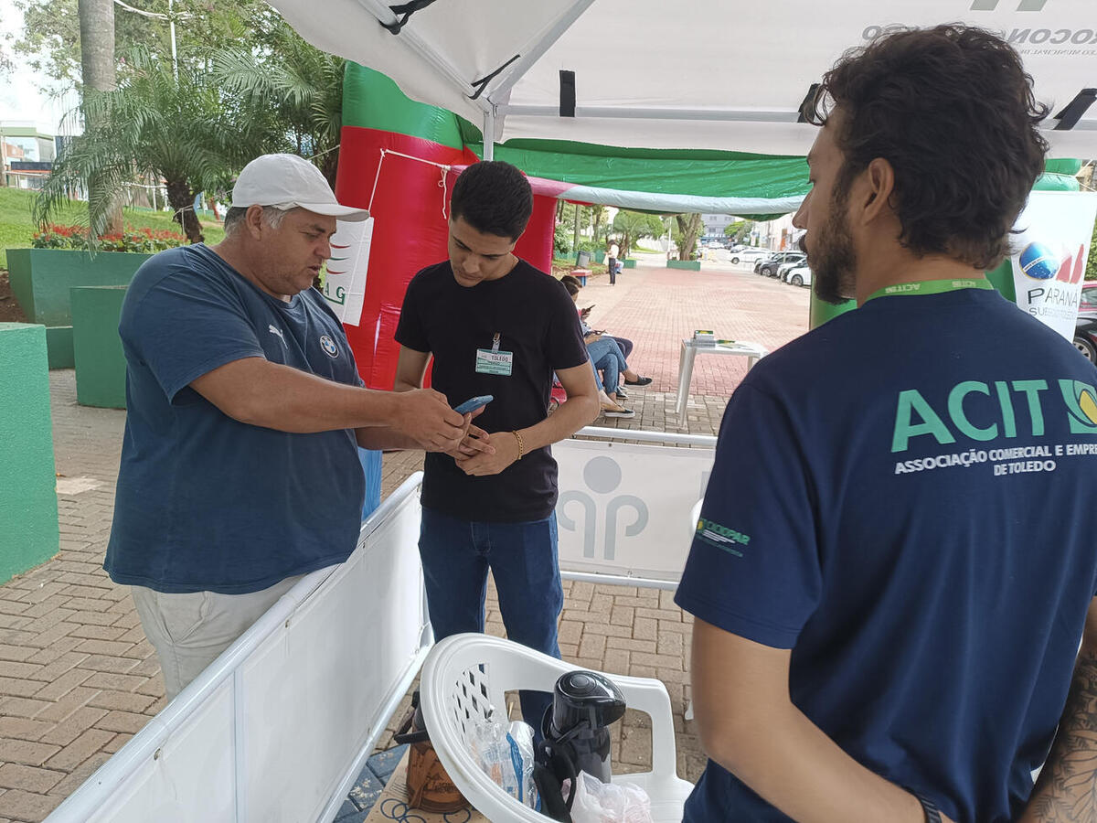 Em alusão ao Dia do Consumidor, que será lembrado no próximo domingo (15), serviços e atendimentos foram oferecidos nesta quarta (11) na Praça Willy Barth