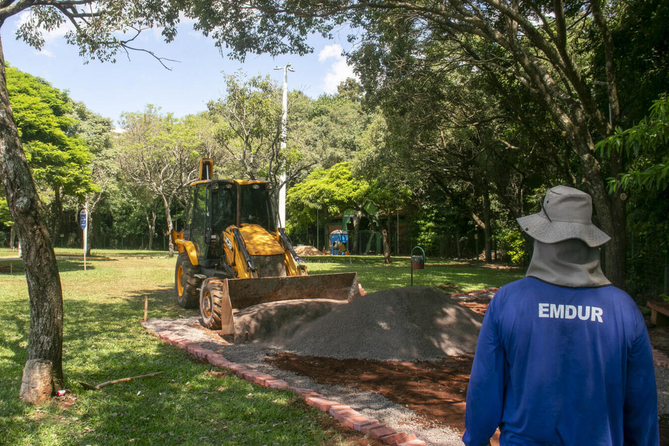 Investimento de R$ 59,6 mil traz reparos estruturais e mais conforto para a população com pavimentação em paver e novos bancos