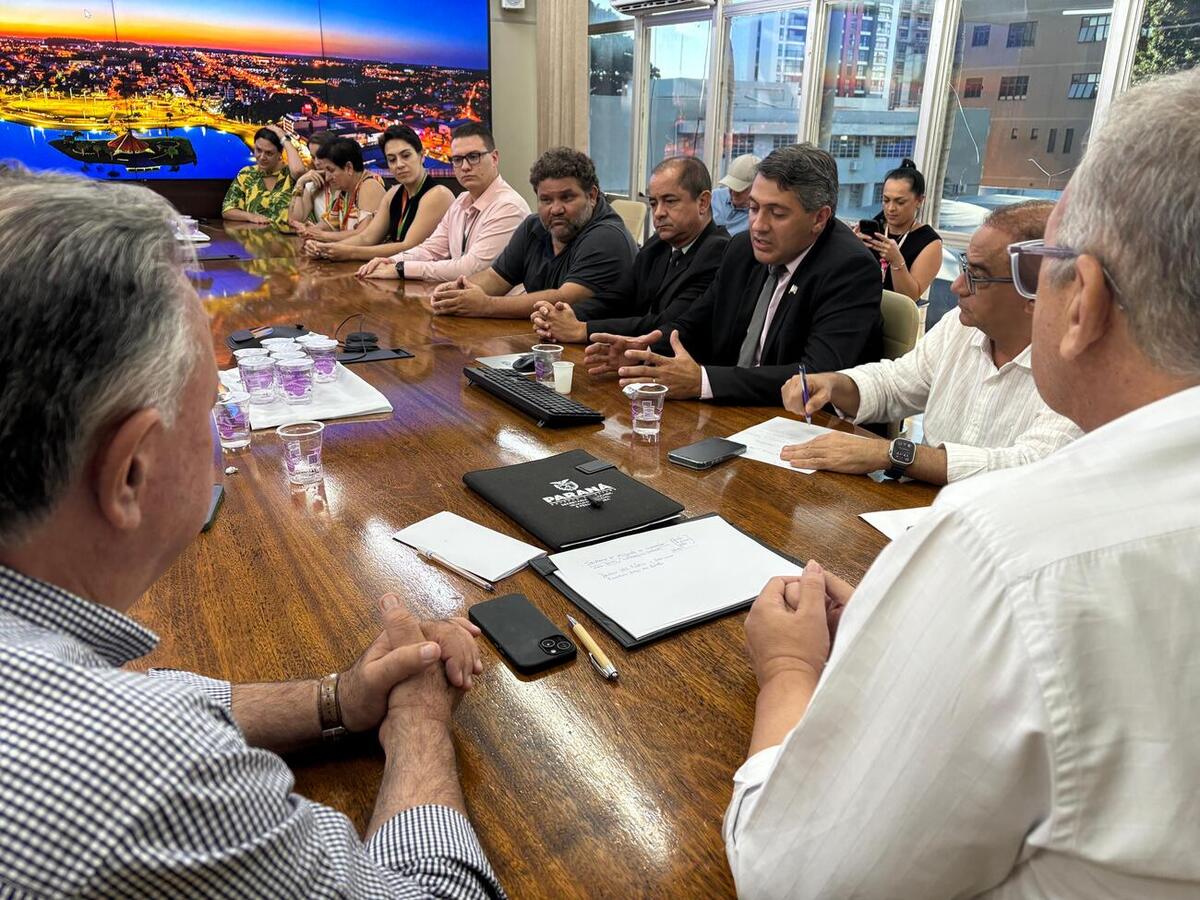 Sanção ocorreu no Gabinete do Prefeito e tratam de políticas públicas voltadas a migrantes e pessoas com autismo