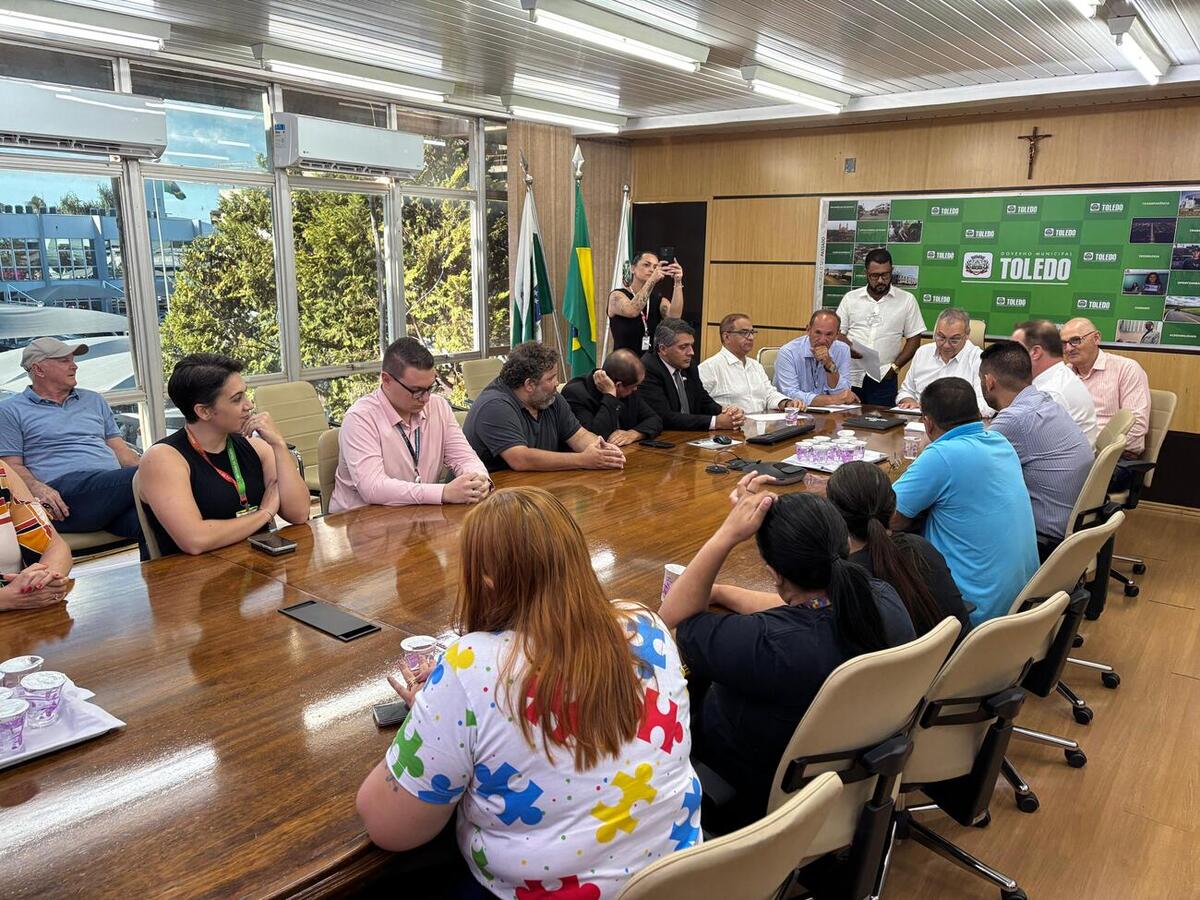 Sanção ocorreu no Gabinete do Prefeito e tratam de políticas públicas voltadas a migrantes e pessoas com autismo