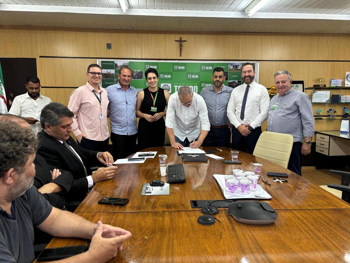 Sanção ocorreu no Gabinete do Prefeito e tratam de políticas públicas voltadas a migrantes e pessoas com autismo