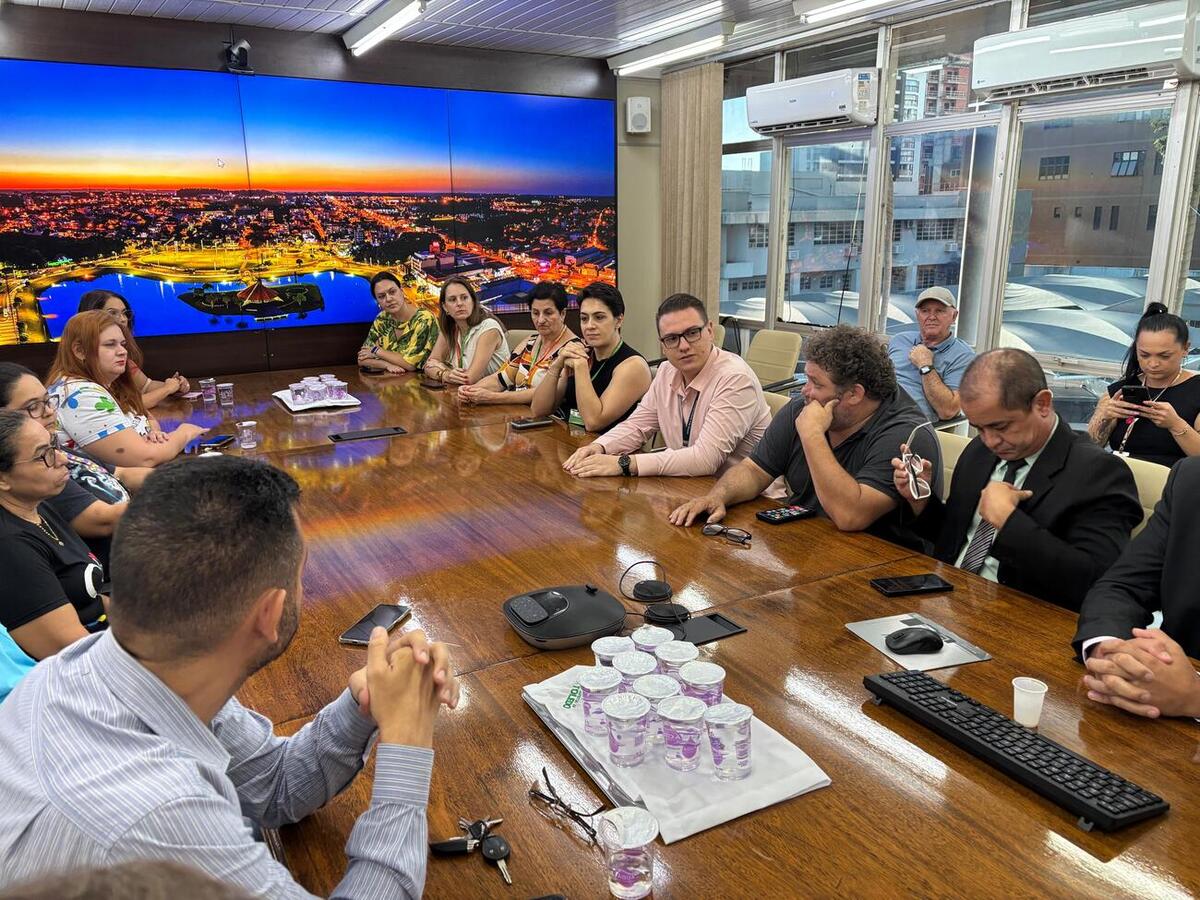 Sanção ocorreu no Gabinete do Prefeito e tratam de políticas públicas voltadas a migrantes e pessoas com autismo