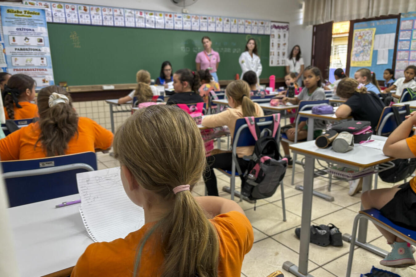 Iniciativa dividiu meninos e meninas em grupos para abordar temas sensíveis, como saúde íntima e menstruação, buscando superar a timidez e promover hábitos saudáveis