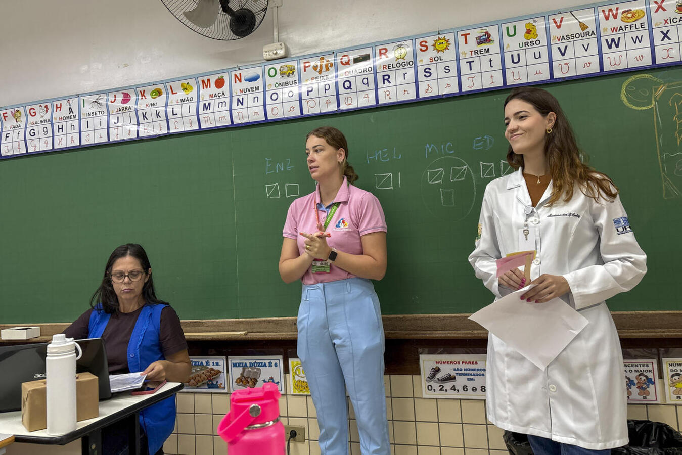 Iniciativa dividiu meninos e meninas em grupos para abordar temas sensíveis, como saúde íntima e menstruação, buscando superar a timidez e promover hábitos saudáveis