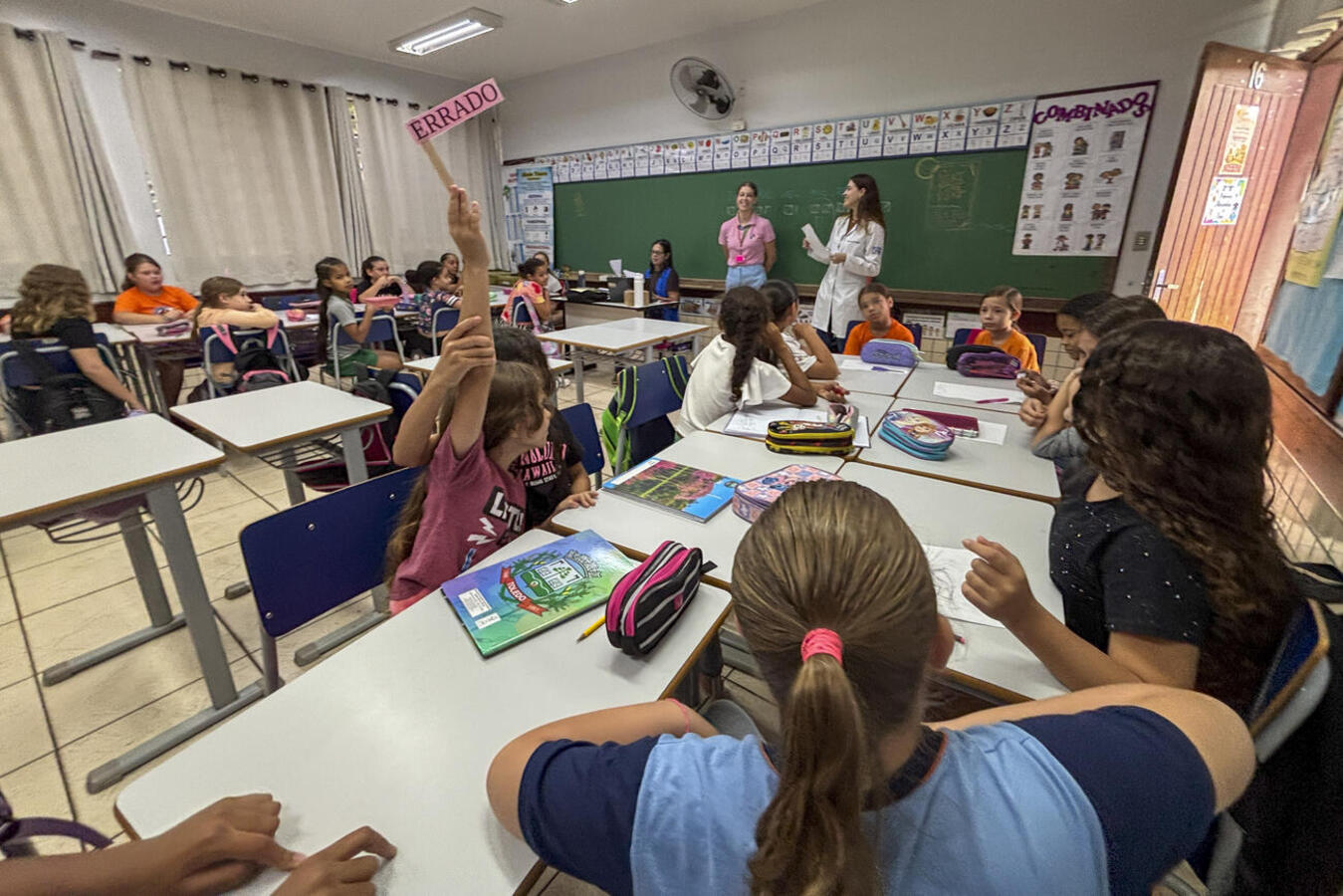 Iniciativa dividiu meninos e meninas em grupos para abordar temas sensíveis, como saúde íntima e menstruação, buscando superar a timidez e promover hábitos saudáveis