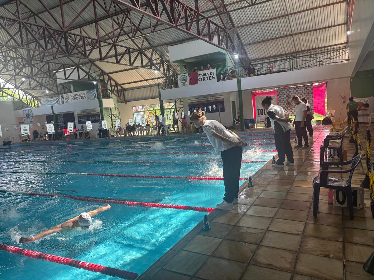 Disputando braçada a braçada com atletas de Cascavel e Foz do Iguaçu, os nadadores de Toledo conquistaram 16 ouros, 22 pratas e 18 bronzes