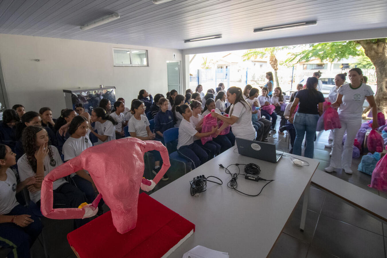Atividade abordou cuidados pessoais e integrou ação contínua de distribuição de kits a estudantes da rede pública