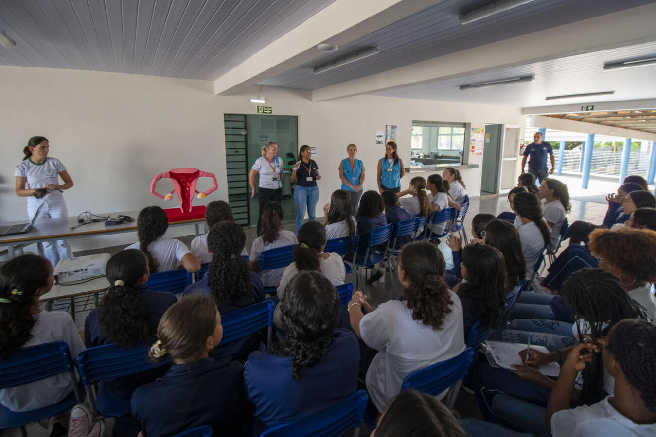 Atividade abordou cuidados pessoais e integrou ação contínua de distribuição de kits a estudantes da rede pública