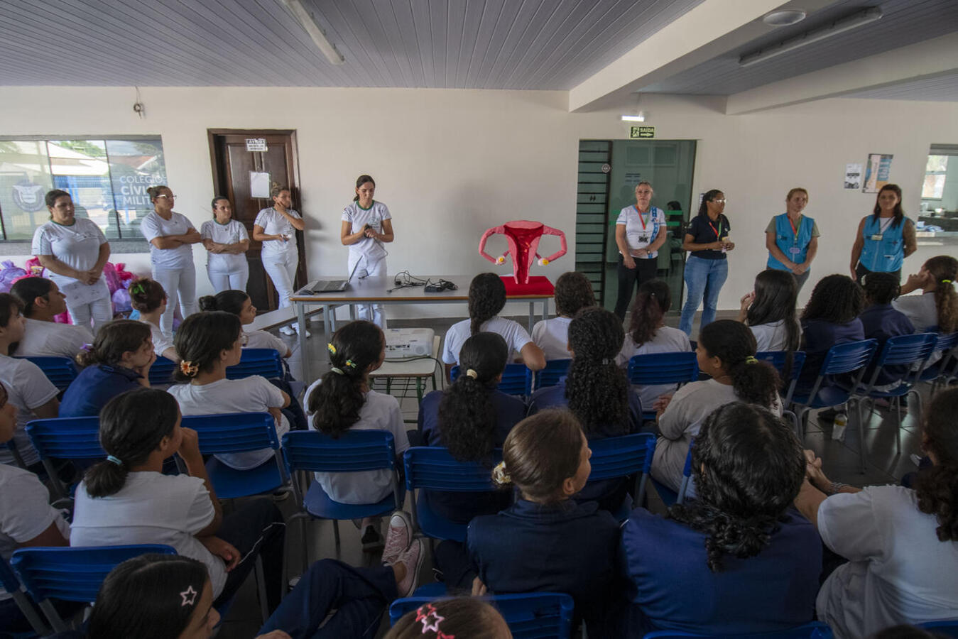 Atividade abordou cuidados pessoais e integrou ação contínua de distribuição de kits a estudantes da rede pública
