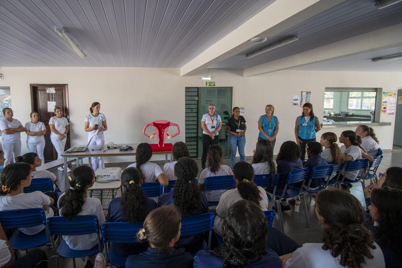 Atividade abordou cuidados pessoais e integrou ação contínua de distribuição de kits a estudantes da rede pública