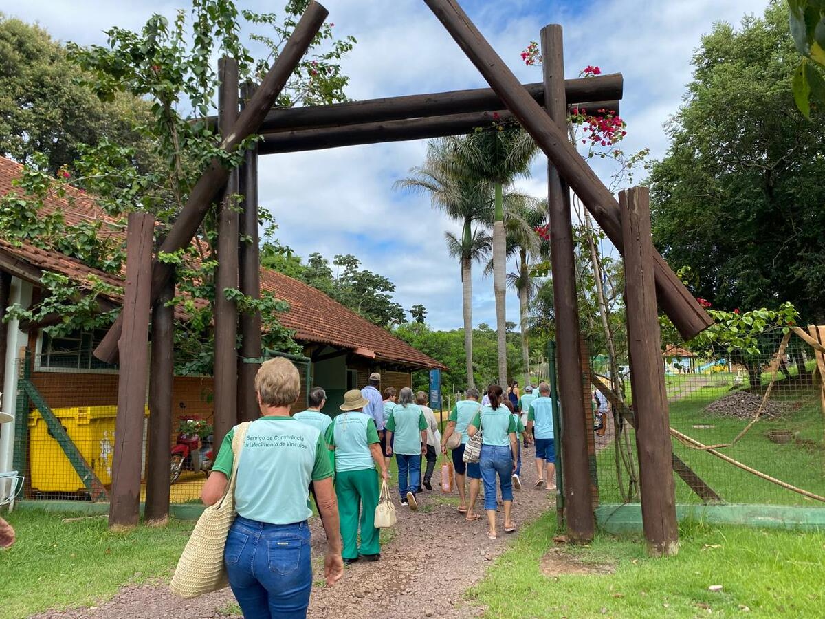 Cerca de 40 idosos do município de Ibema visitaram o Parque Temático das Águas nesta quarta-feira (11) a fim de conhecer o espaço e socializar com os idosos dos Certis de Toledo