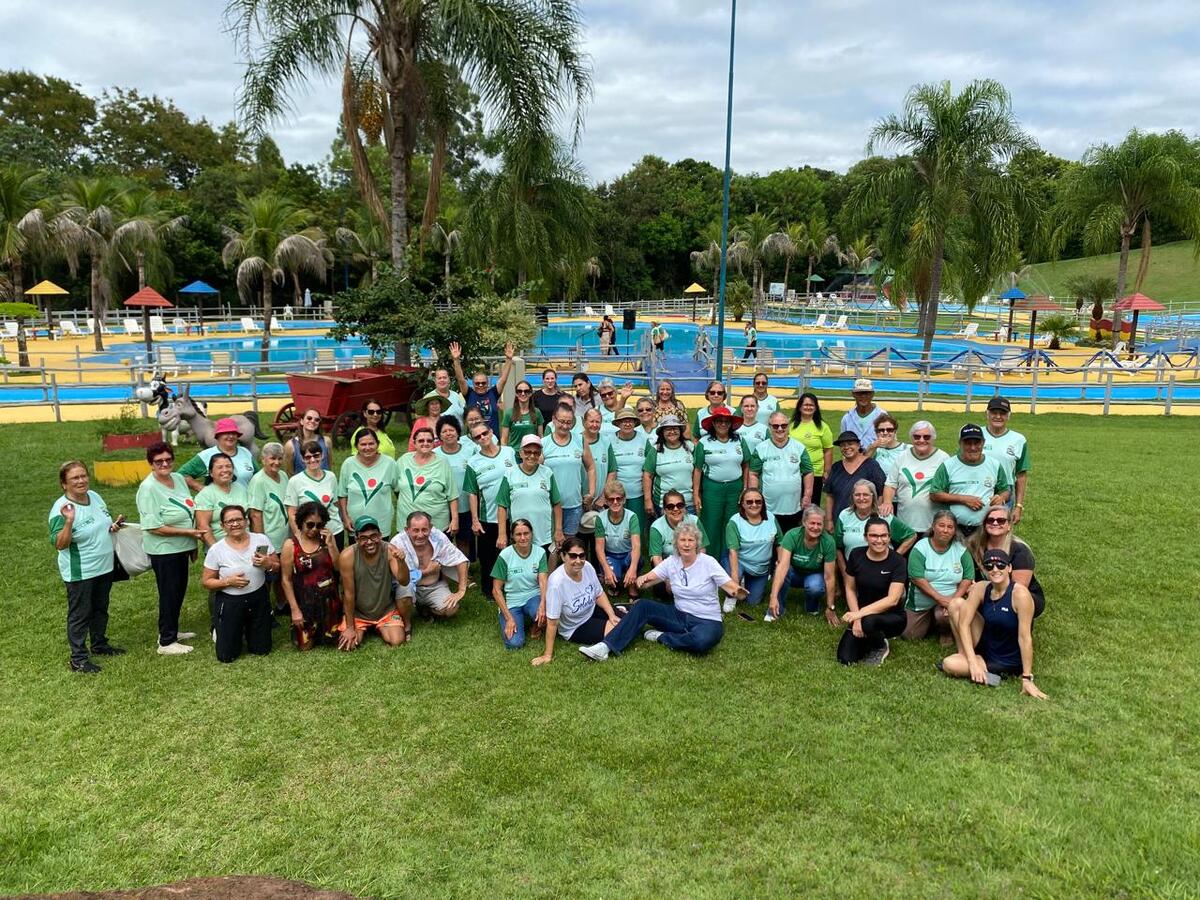 Cerca de 40 idosos do município de Ibema visitaram o Parque Temático das Águas nesta quarta-feira (11) a fim de conhecer o espaço e socializar com os idosos dos Certis de Toledo
