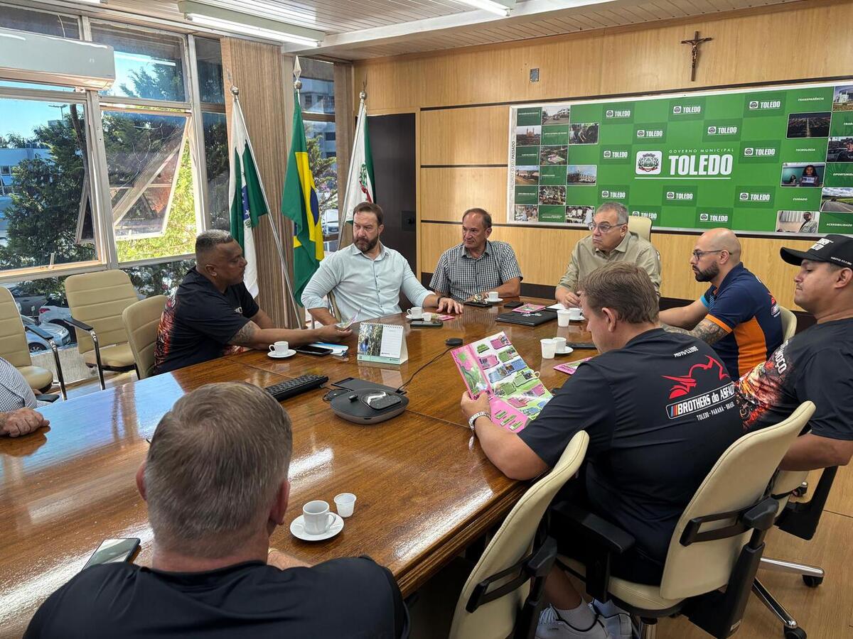 Convite para o sétimo Motoalmoço foi entregue durante encontro no gabinete