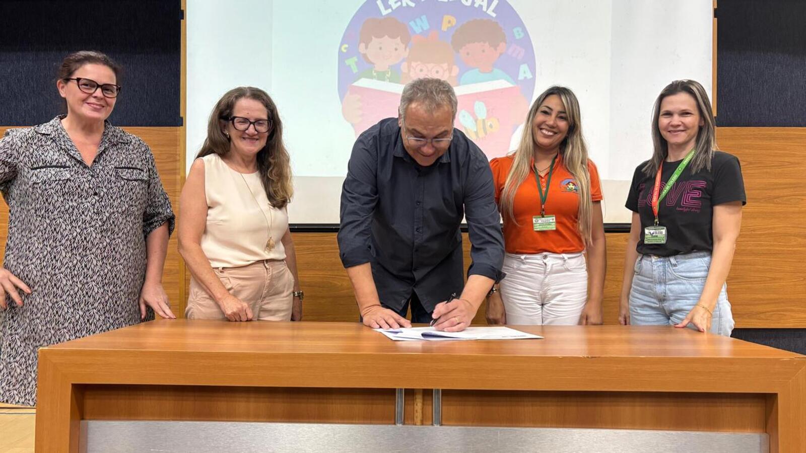A proposta foi apresentada às diretoras e diretores na última sexta-feira, durante reunião de trabalho da Secretaria Municipal de Educação