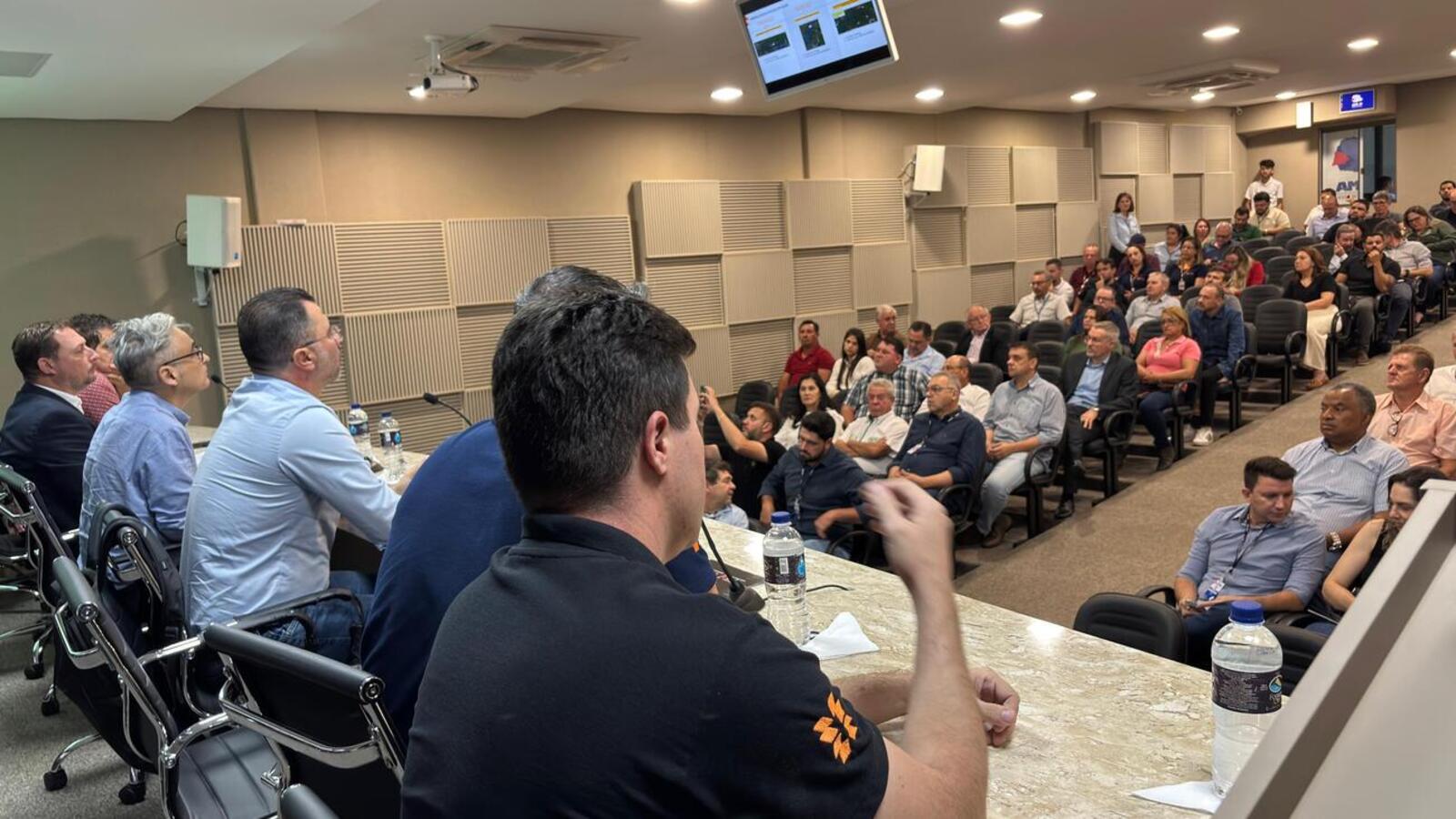 Prefeito Mario Costenaro esteve no encontro desta sexta-feira (6) na sede da Associação dos Municípios do Oeste do Paraná, em Cascavel