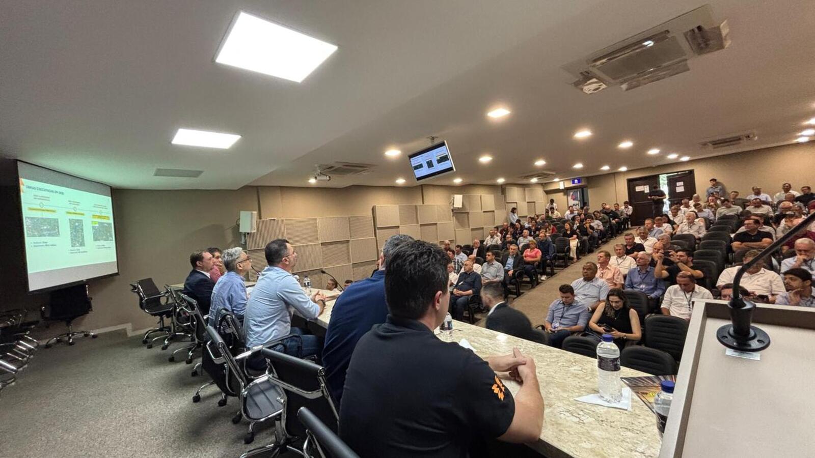 Prefeito Mario Costenaro esteve no encontro desta sexta-feira (6) na sede da Associação dos Municípios do Oeste do Paraná, em Cascavel