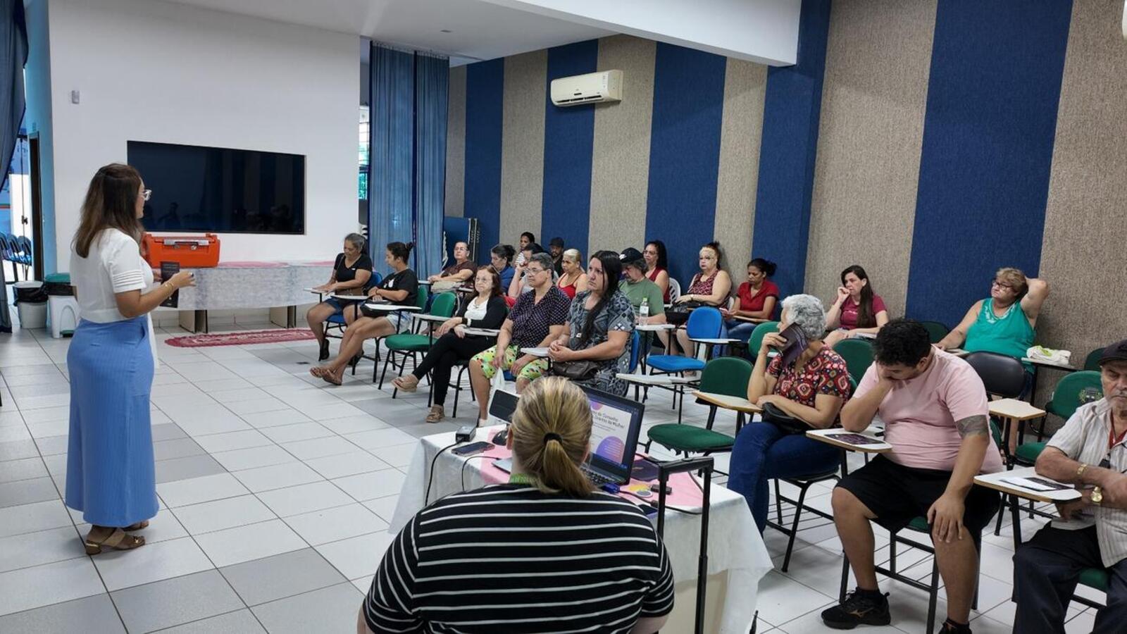 Encontro reuniu cerca de 40 participantes no Centro da Juventude, com orientações sobre direitos e serviços voltados às mulheres
