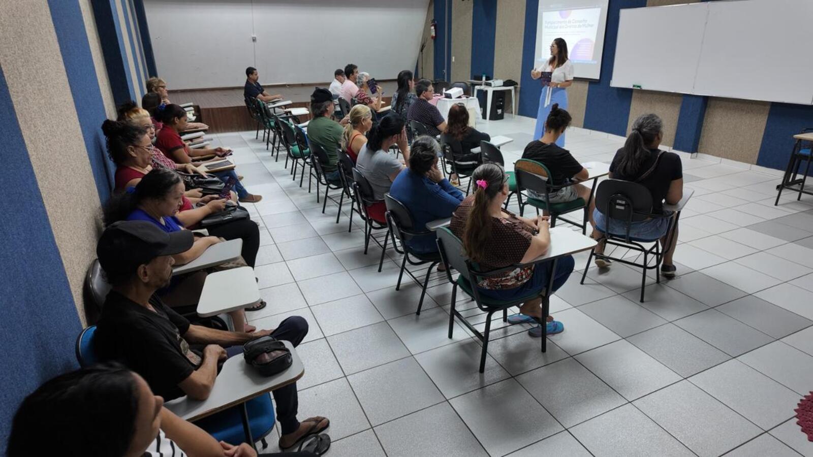 Encontro reuniu cerca de 40 participantes no Centro da Juventude, com orientações sobre direitos e serviços voltados às mulheres