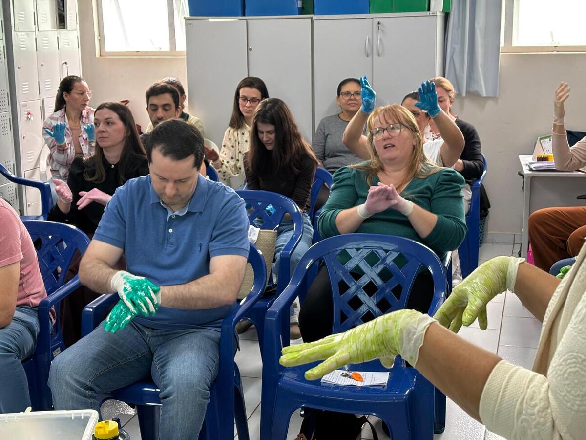 Cerca de 20 profissionais da unidade receberam orientações sobre protocolos de higiene e sobre o Plano de Gerenciamento de Resíduos Sólidos