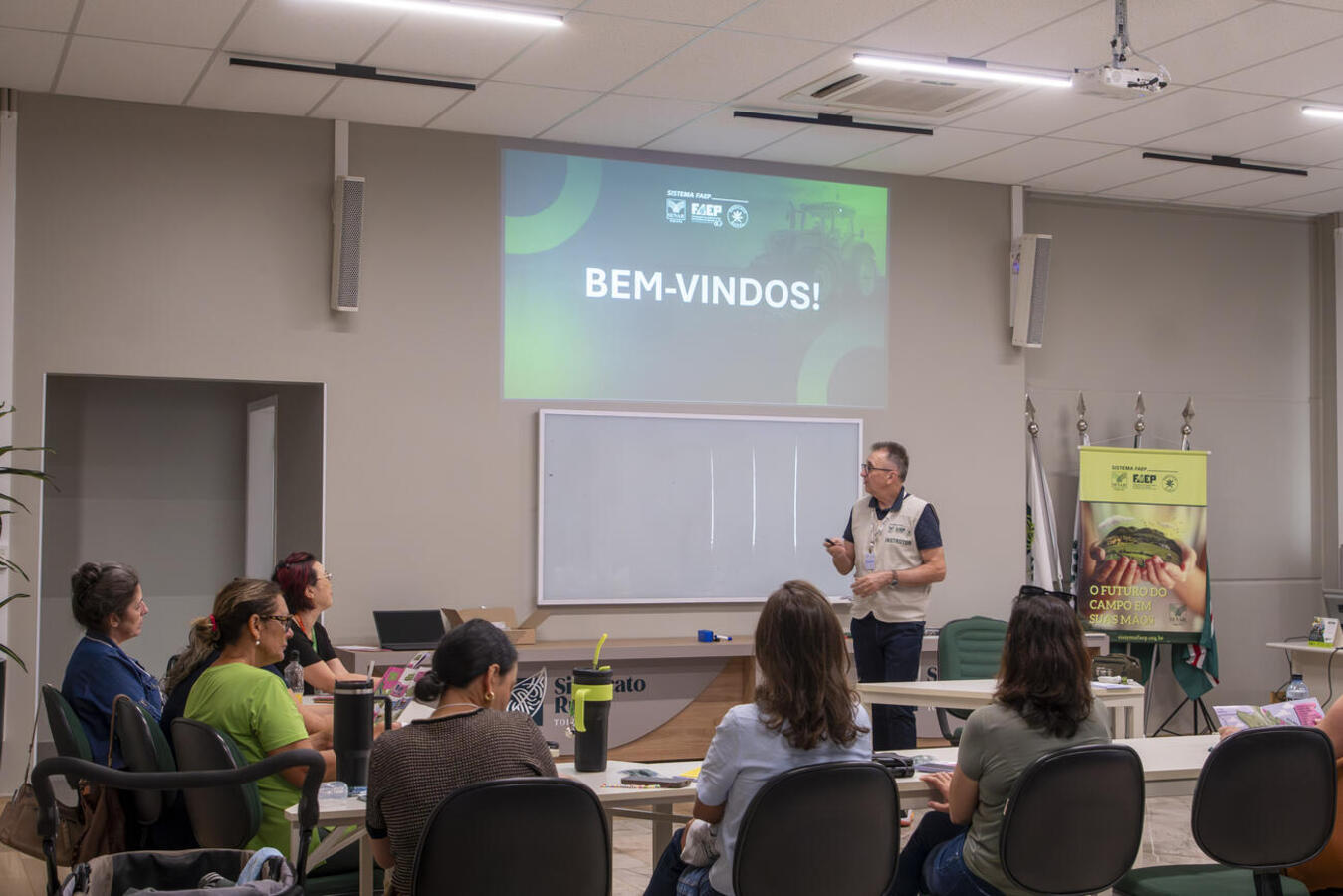Pessoas do campo participaram nesta quinta-feira (2) do curso de Turismo Rural/Paisagismo e Decoração no Sindicato Rural de Toledo