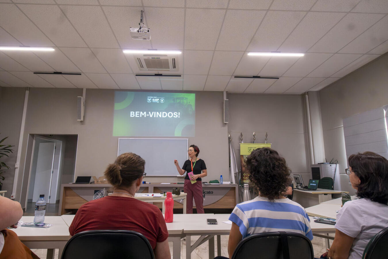 Pessoas do campo participaram nesta quinta-feira (2) do curso de Turismo Rural/Paisagismo e Decoração no Sindicato Rural de Toledo