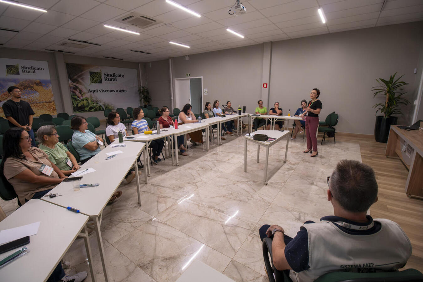 Pessoas do campo participaram nesta quinta-feira (2) do curso de Turismo Rural/Paisagismo e Decoração no Sindicato Rural de Toledo