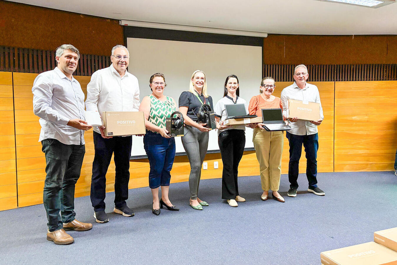 Estabelecimentos foram contemplados com equipamentos do programa Educa Juntos, entregues pelo NRE em ato realizado nesta quarta (1º) no auditório da FAG
