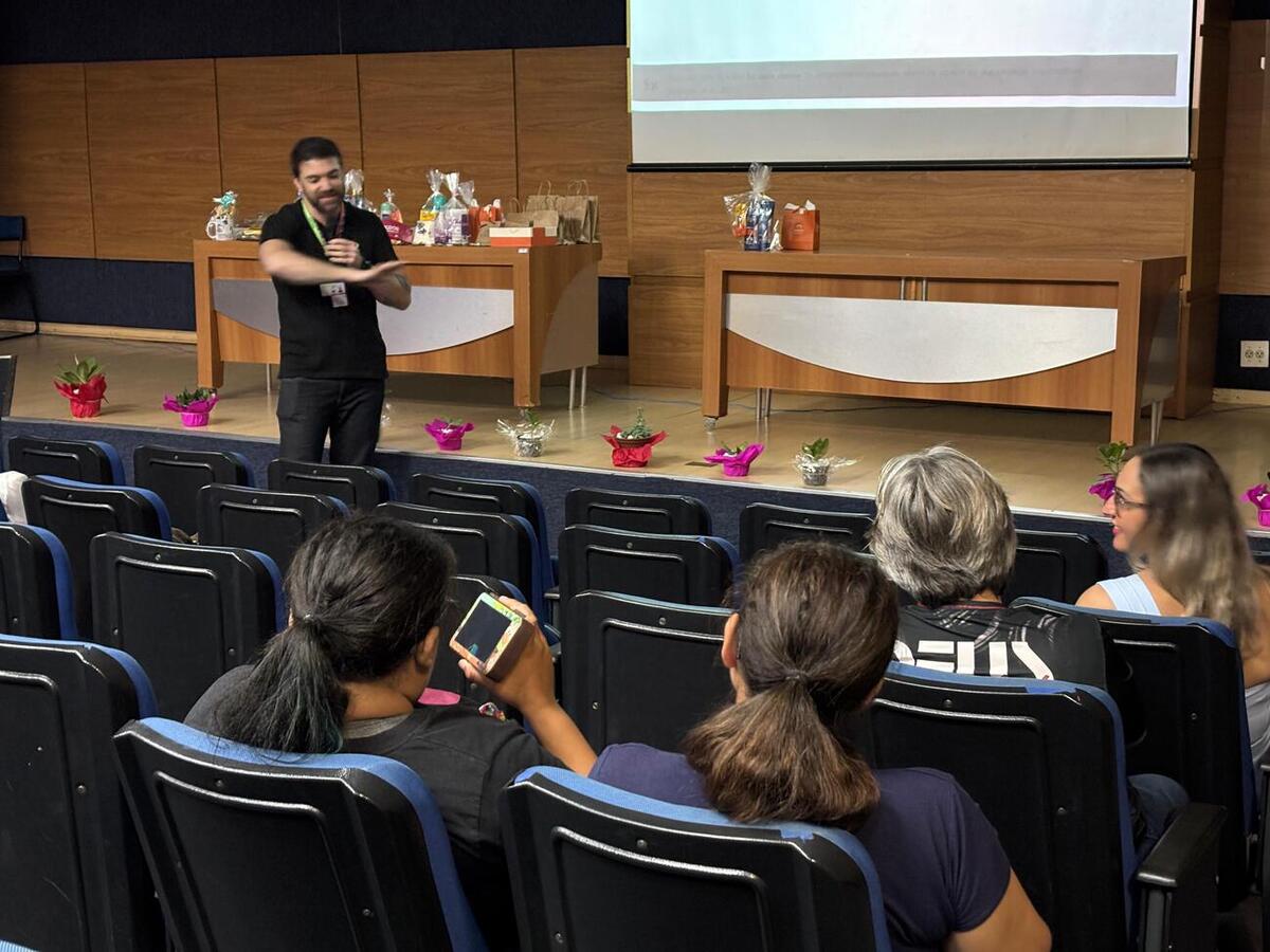 Encontro promovido pela Secretaria de Saúde reuniu pais e responsáveis de crianças atendidas pelo CER II para orientações e troca de experiências