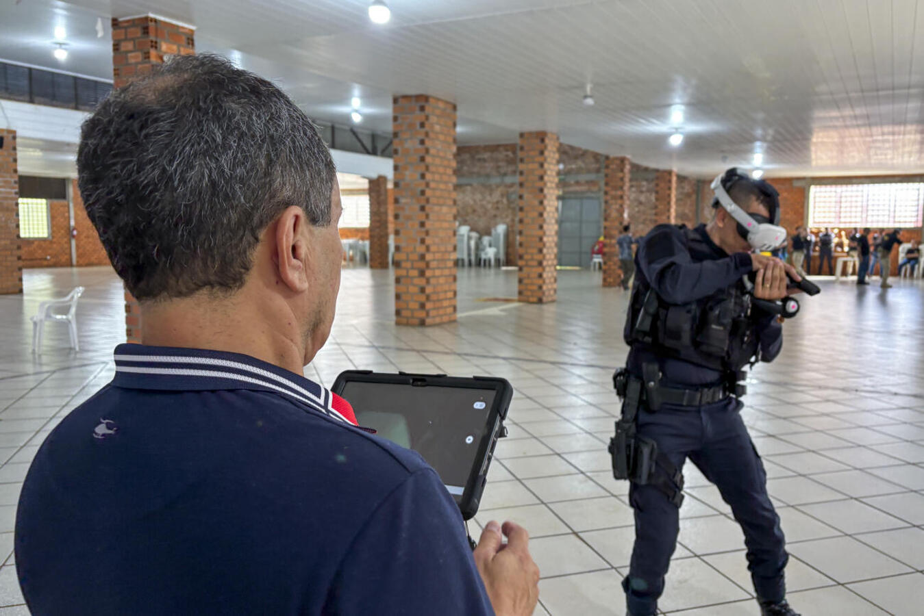 Tecnologia de "gêmeo digital" permite simulações imersivas de invasão escolar e combate a curta distância, elevando o nível de preparo dos oficiais
