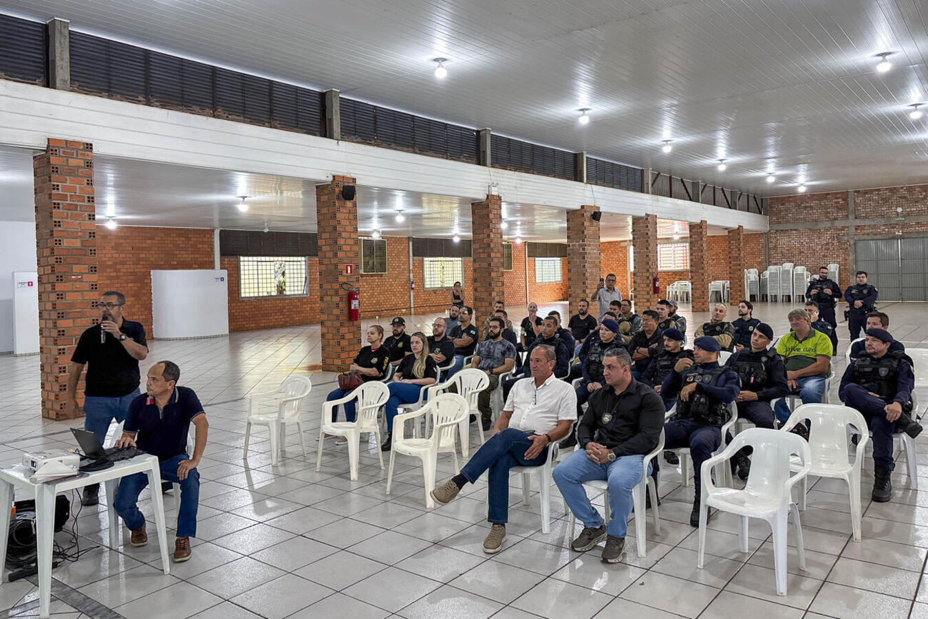Tecnologia de "gêmeo digital" permite simulações imersivas de invasão escolar e combate a curta distância, elevando o nível de preparo dos oficiais
