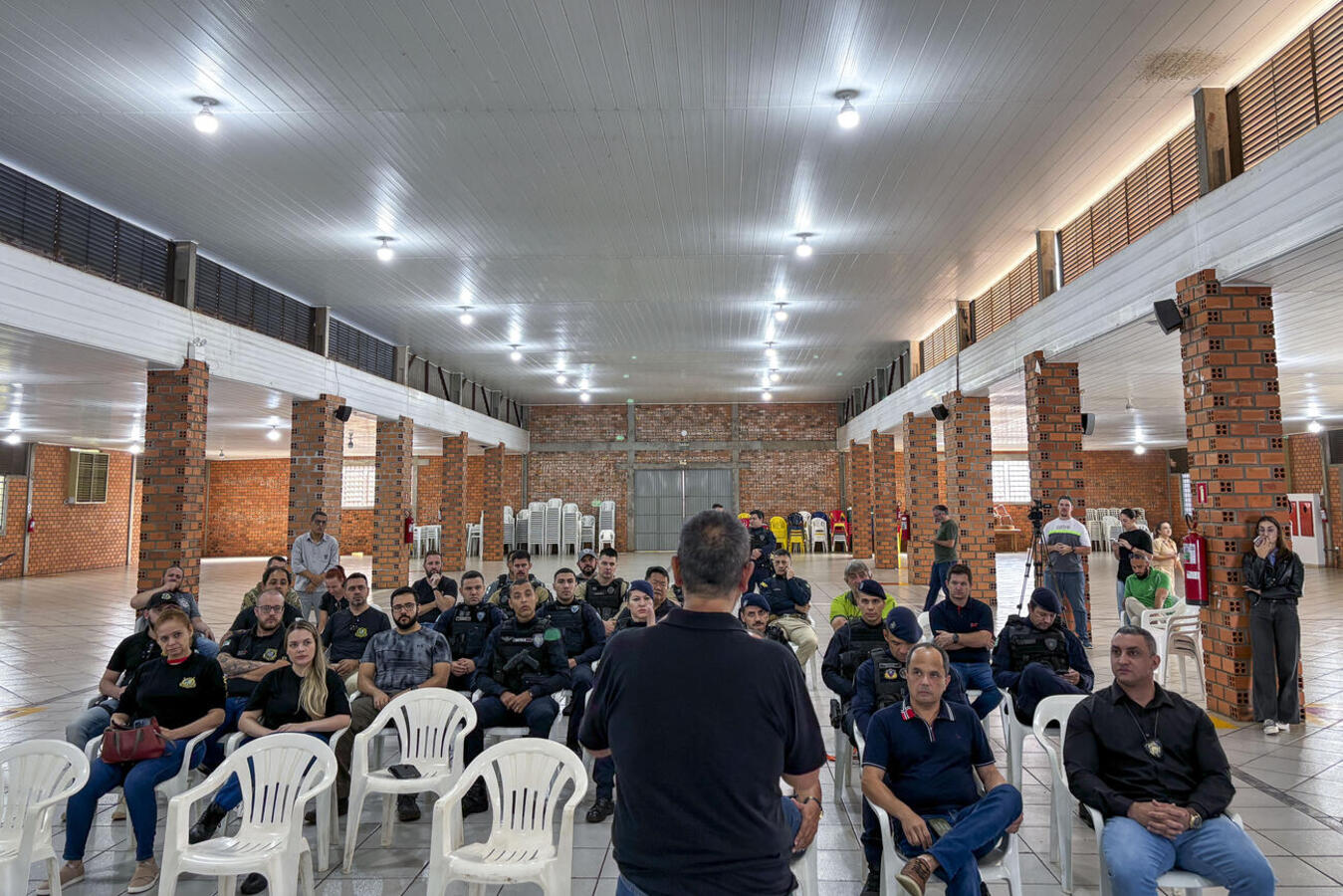 Tecnologia de "gêmeo digital" permite simulações imersivas de invasão escolar e combate a curta distância, elevando o nível de preparo dos oficiais