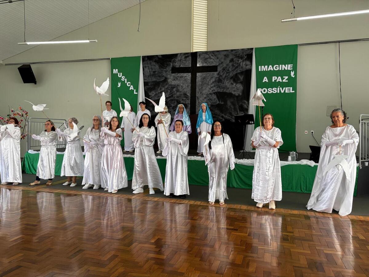 Com mais de 300 pessoas presentes, a ação contou com apresentação cultural, coelhinho da páscoa e entrega de chocolates