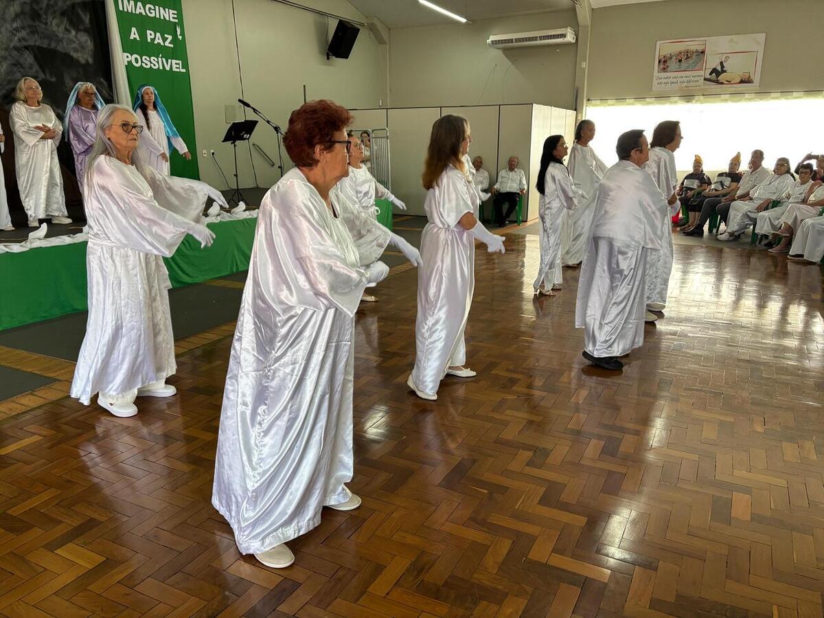 Com mais de 300 pessoas presentes, a ação contou com apresentação cultural, coelhinho da páscoa e entrega de chocolates