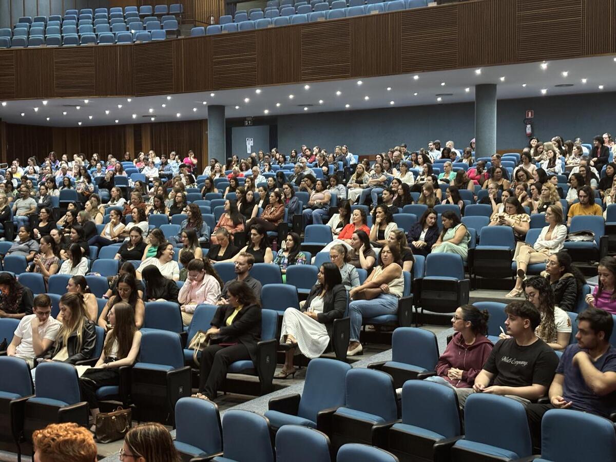 Evento reuniu 800 participantes e abordou temas como TDAH, autismo, ansiedade e bullying no ambiente escolar