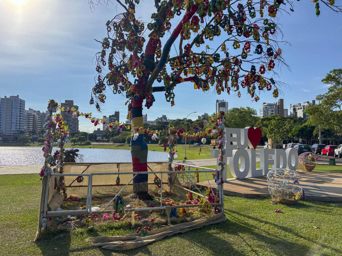 Decoração foi danificada na última sexta-feira (3) e reparada a tempo do domingo de Páscoa