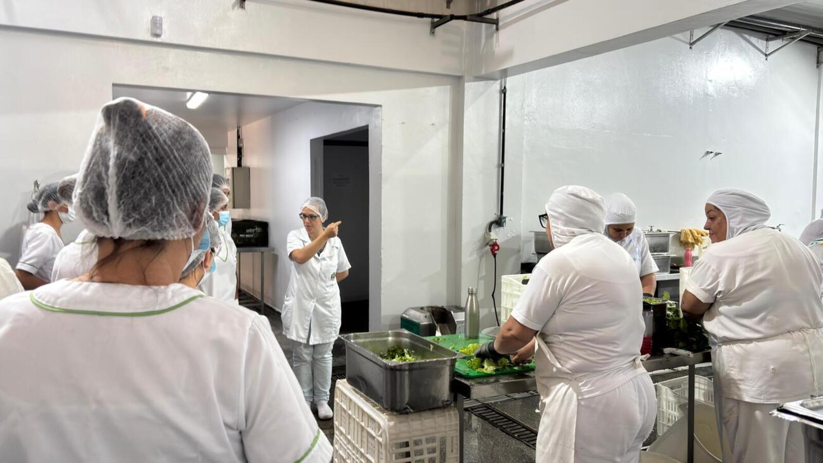 Quinze alunos e três professores do curso de nutrição de Salto del Guairá observam o funcionamento e protocolos de produção de alimentos do município