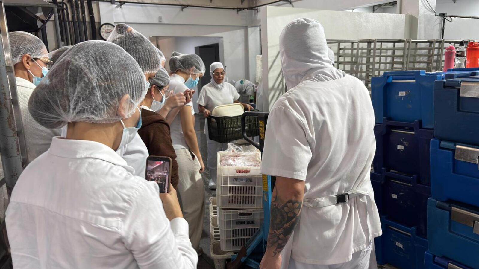 Quinze alunos e três professores do curso de nutrição de Salto del Guairá observam o funcionamento e protocolos de produção de alimentos do município