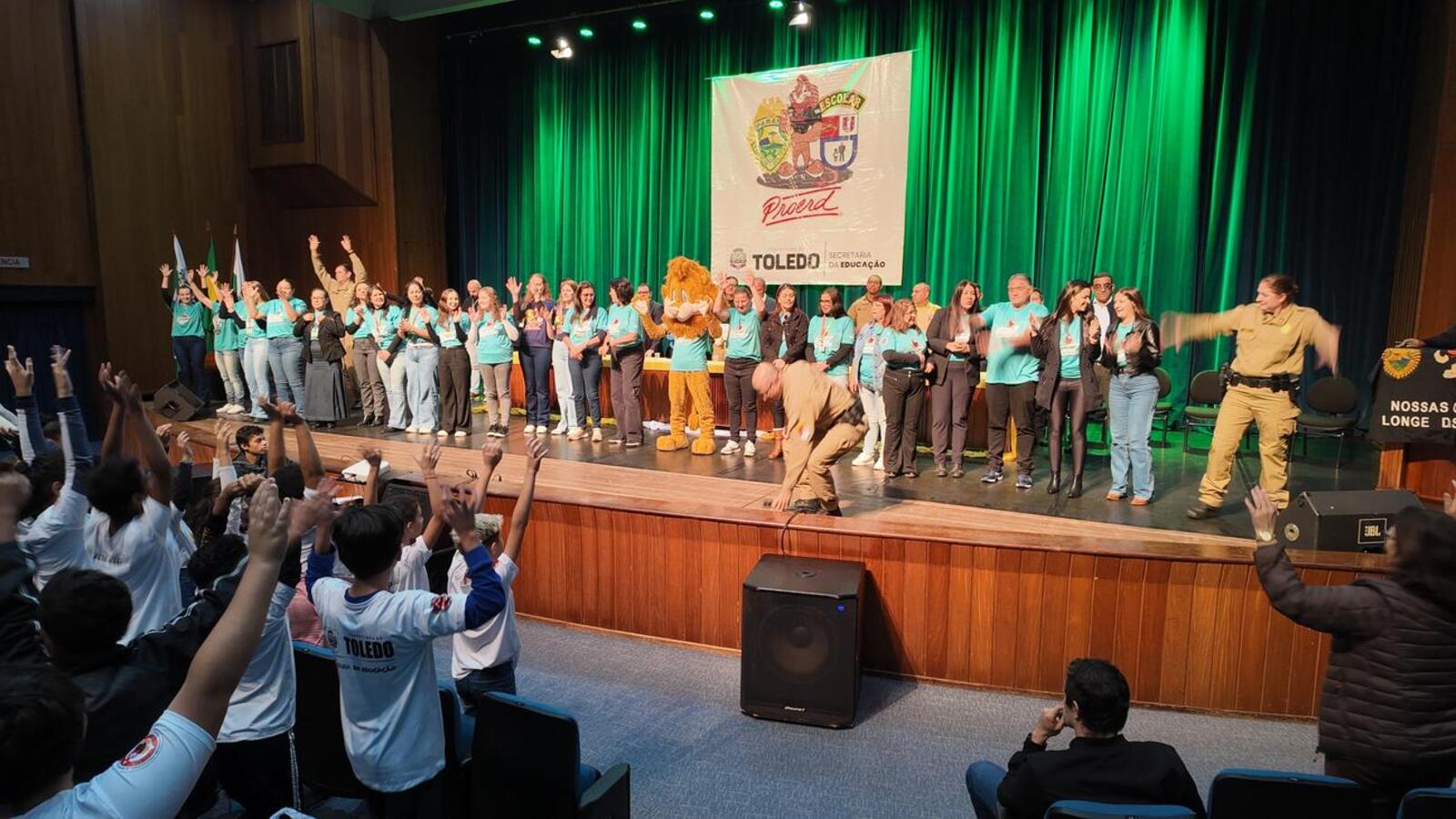 Nesta terça-feira (19) cerca de 813 crianças de 13 escolas, públicas e privadas, de Toledo celebraram a formatura do Programa Educacional de Resistência às Drogas e à Violência (Proerd) no Teatro Municipal