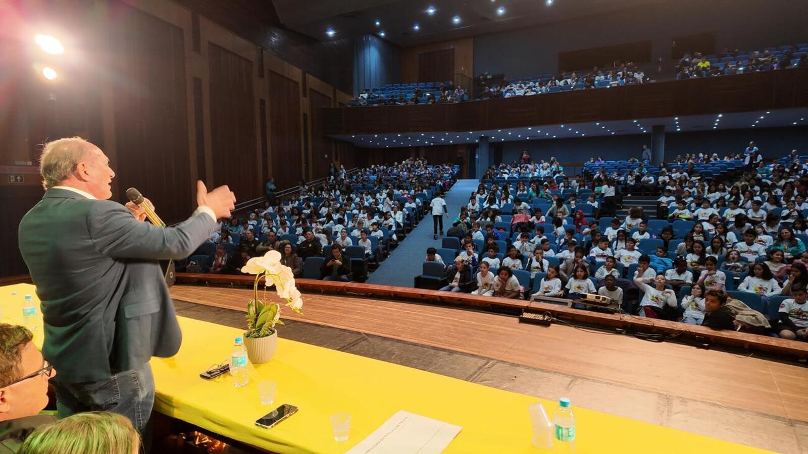Nesta terça-feira (19) cerca de 813 crianças de 13 escolas, públicas e privadas, de Toledo celebraram a formatura do Programa Educacional de Resistência às Drogas e à Violência (Proerd) no Teatro Municipal