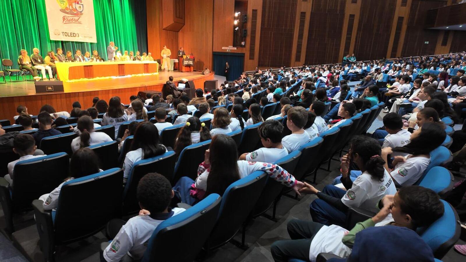 Nesta terça-feira (19) cerca de 813 crianças de 13 escolas, públicas e privadas, de Toledo celebraram a formatura do Programa Educacional de Resistência às Drogas e à Violência (Proerd) no Teatro Municipal