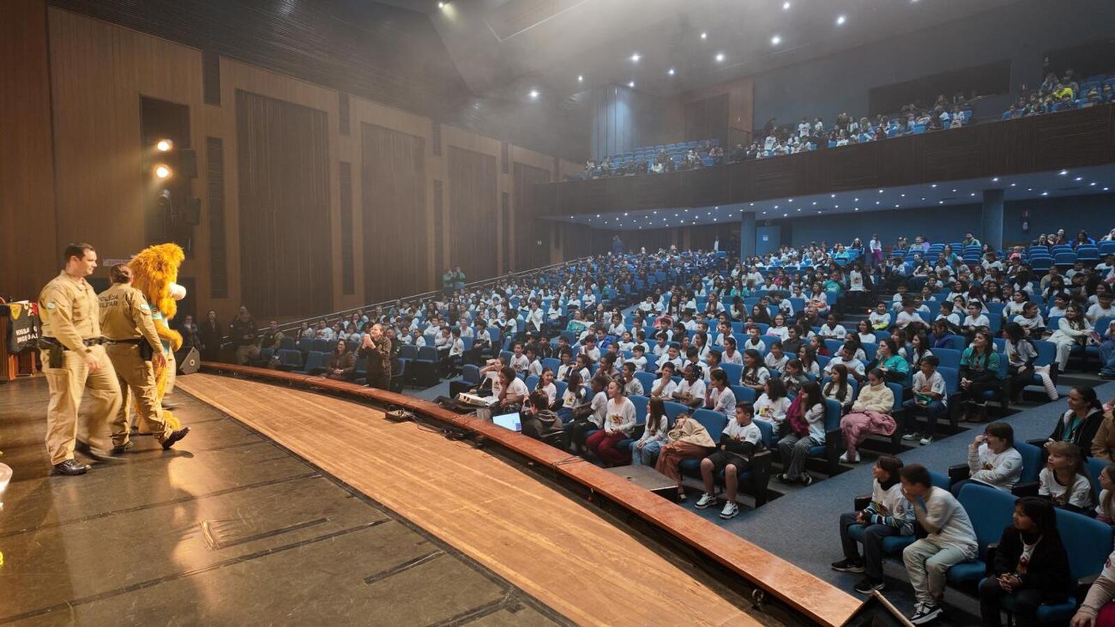 Nesta terça-feira (19) cerca de 813 crianças de 13 escolas, públicas e privadas, de Toledo celebraram a formatura do Programa Educacional de Resistência às Drogas e à Violência (Proerd) no Teatro Municipal