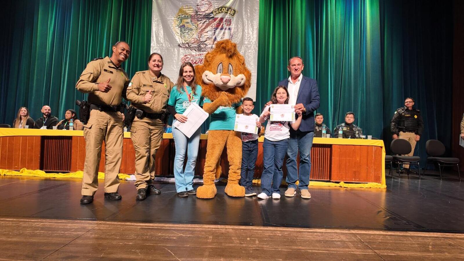 Nesta terça-feira (19) cerca de 813 crianças de 13 escolas, públicas e privadas, de Toledo celebraram a formatura do Programa Educacional de Resistência às Drogas e à Violência (Proerd) no Teatro Municipal