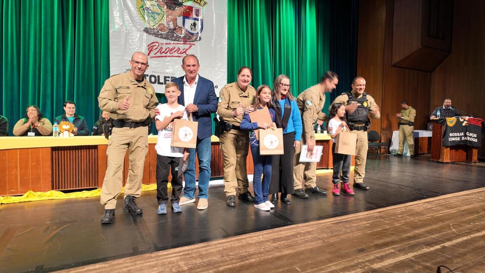 Nesta terça-feira (19) cerca de 813 crianças de 13 escolas, públicas e privadas, de Toledo celebraram a formatura do Programa Educacional de Resistência às Drogas e à Violência (Proerd) no Teatro Municipal