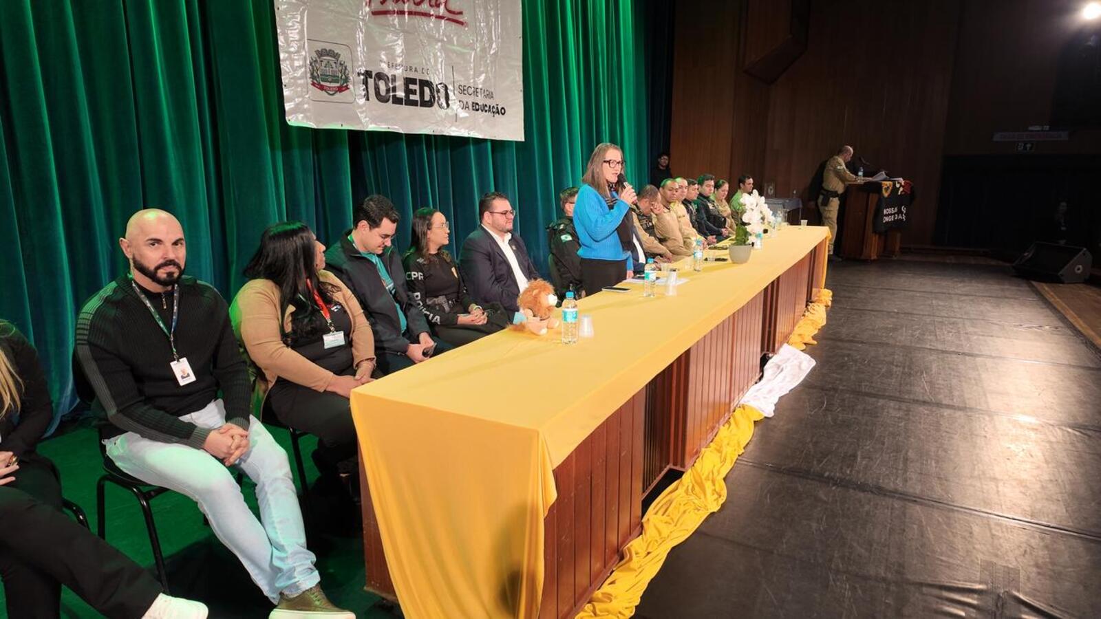 Nesta terça-feira (19) cerca de 813 crianças de 13 escolas, públicas e privadas, de Toledo celebraram a formatura do Programa Educacional de Resistência às Drogas e à Violência (Proerd) no Teatro Municipal